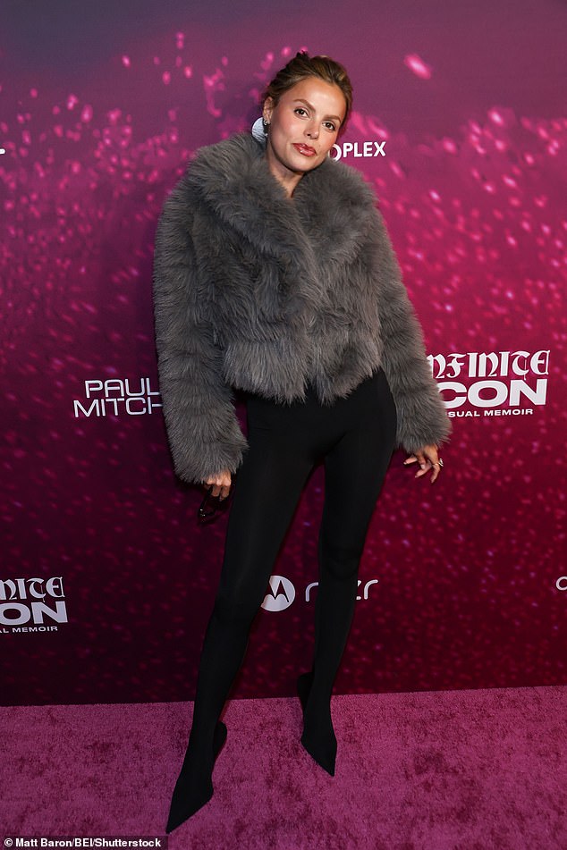 كانت ترتدي زيًا أحادي اللون مع معطف مثير من الفرو الصناعي وأضفت لمسة زاهية من الألوان مع ملمع الشفاه