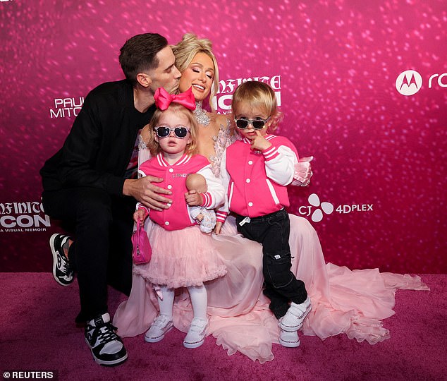 كانت محبوبة من قبل زوجها كارتر ريوم، الذي طبع قبلة على خدها، بينما كانا يلتقطان الصور مع طفليهما - الابن فينيكس البالغ من العمر ثلاث سنوات وابنته لندن البالغة من العمر عامين.