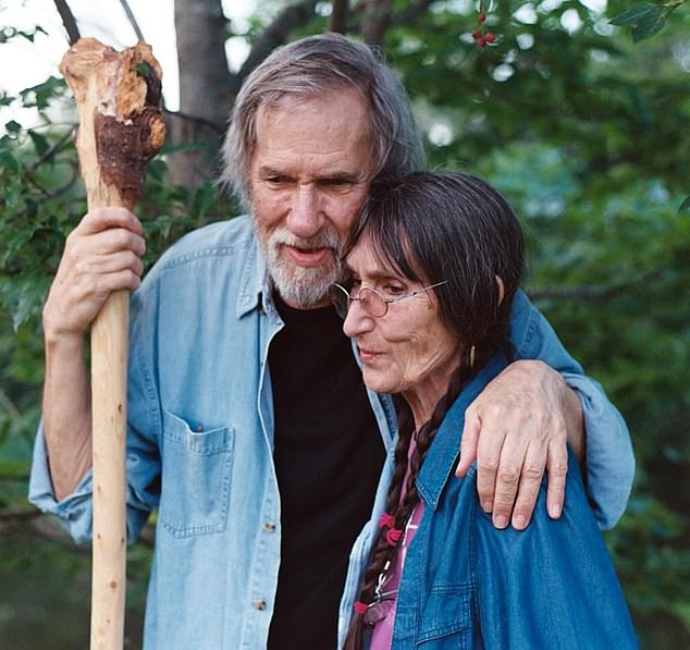 توفي الفنان الشعبي وزوجته ماري كلير لامبرت في منزلهما في بلجيكا.