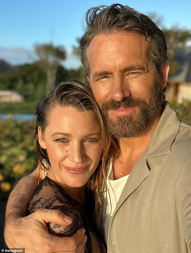 وتحتوي وثائق المحكمة التي تم إصدارها حديثًا أيضًا على رسائل يُزعم أن ليفلي وزوجها رايان رينولدز أرسلوها إلى صديق أفليك المفضل مات ديمون وزوجته لوسيانا باروسو.