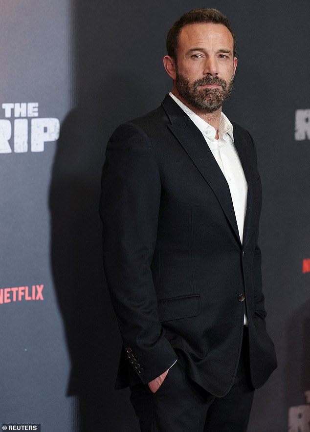 ومع ذلك، فقد دفعت التكهنات ردًا على منشور DeuxMoi على Instagram الذي نقل عن مصدر قوله إنها وأفليك 