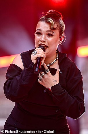 ستتنافس ليلي مع لولا (يسار) وأوليفيا (يمين) لفنانة العام، بينما تم ترشيحها أيضًا لجائزة ألبوم العام وبوب آكت.