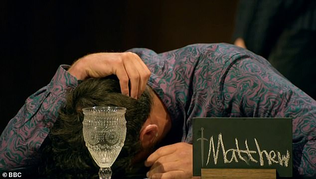 ذهب جيمس بيكر الذي يحمل الخنجر نحو ماثيو وقاد غالبية المجموعة في هذا الاتجاه، الأمر الذي أثار استياءه في نهاية المطاف.