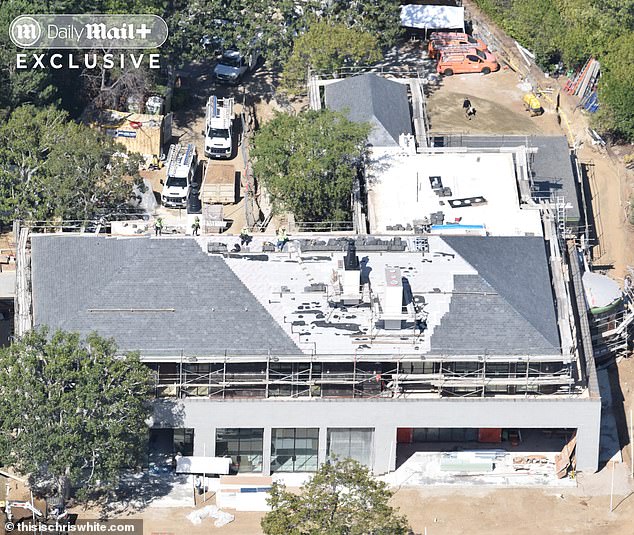 وتتولى شركة البناء الفاخرة Valle Reinis المشروع الضخم، والذي يقول الخبراء إنه قد ينتهي بتكلفة تعادل السعر الأصلي للمنزل.