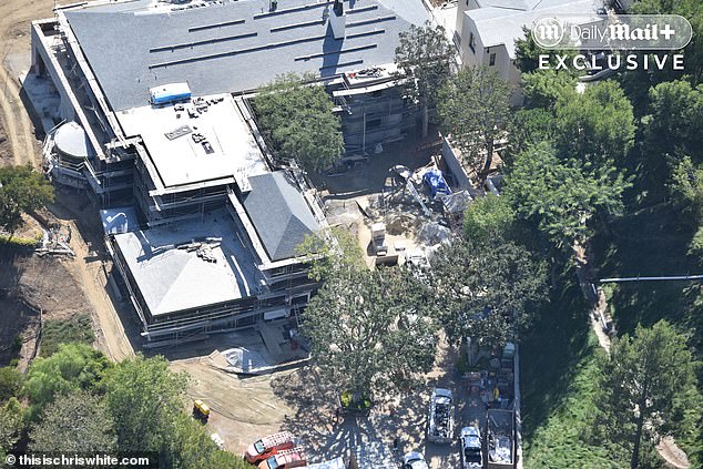 وتجوب ما لا يقل عن اثنتي عشرة مركبة وعشرات العمال الموقع يوميًا مع استمرار عملية إعادة بناء أديل التي استمرت عقدًا من الزمن