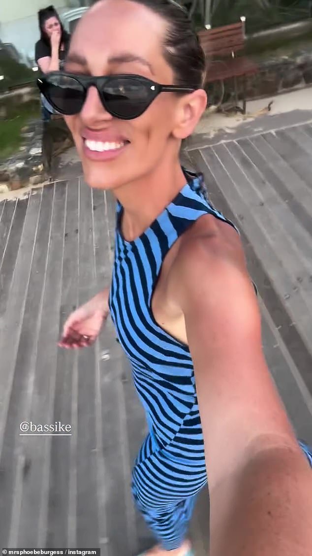 وأظهرت صورة أخرى الجمال الشقراء وهي تتباهى بقوامها النحيف في فستان مخطط باللونين الأسود والأزرق بقيمة 298 دولارًا من العلامة الأسترالية Bassike.