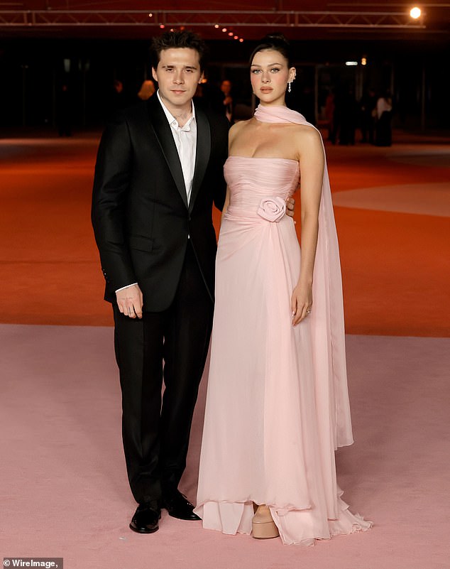 يمكن القول إن الفتاة البالغة من العمر 31 عامًا معروفة أكثر برومانسيتها التي حظيت بتغطية إعلامية كبيرة مع زوجها بروكلين بيكهام.