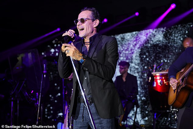 كان مارك أنتوني ضيفًا ومؤديًا في حفل زفاف بروكلين ونيكولا في فلوريدا