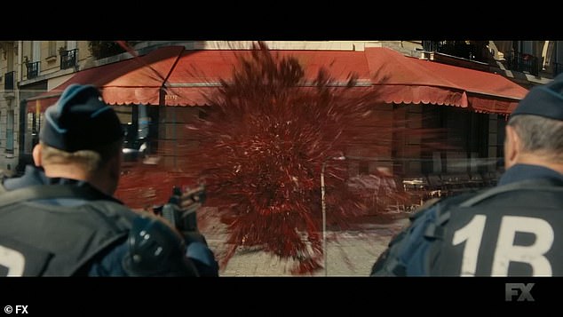 فجأة، انفجر جسد حديد في موجة من الدماء والأحشاء