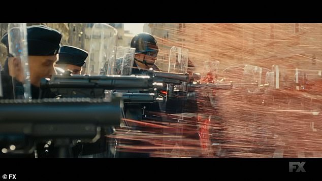 يتناثر الدماء على ضباط الشرطة مع انتهاء المشهد الافتتاحي المثير للغثيان