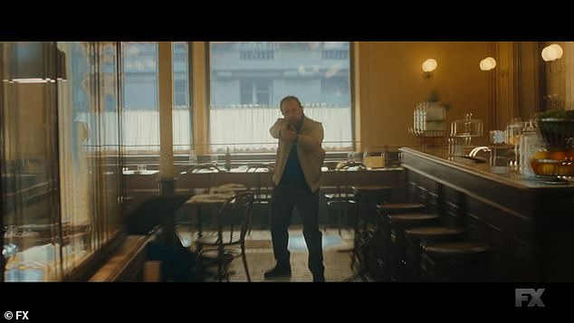 خارج الحمام، واجهها أحد الزبائن بمسدس مخفي. أطلق عدة طلقات على صدرها