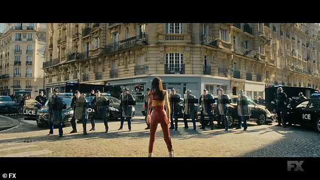 وخرجت حديد لتجد شرطة مكافحة الشغب تحيط بها ببنادقها