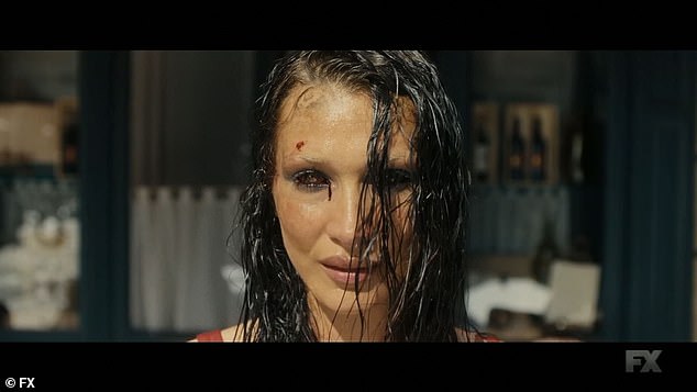 بدأت عيناها تغمق وتتسرب قطرات من الدم من إحداهما وهي تحدق بهما