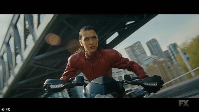 ثم قامت حديد بضرب المصورين خارج المكان وسرقت إحدى الدراجات النارية أثناء تجولها في باريس