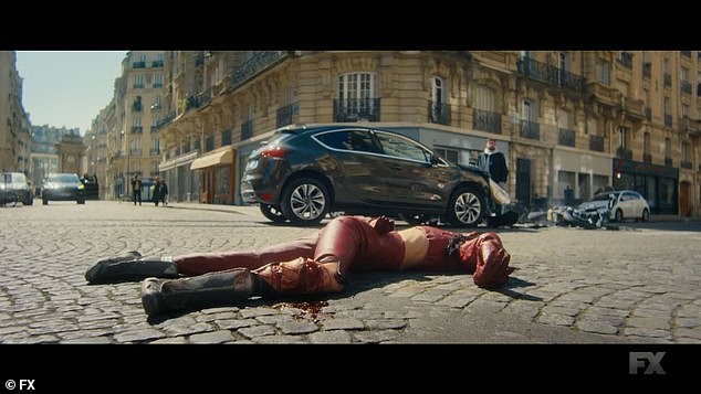 انتهت رحلتها الممتعة عندما طارت بعد اصطدامها بسيارة. على الرغم من إصابتها بجرح كبير في ساق واحدة وتهتك أطرافها، نهضت حديد فجأة وتعثرت في مقهى قريب.