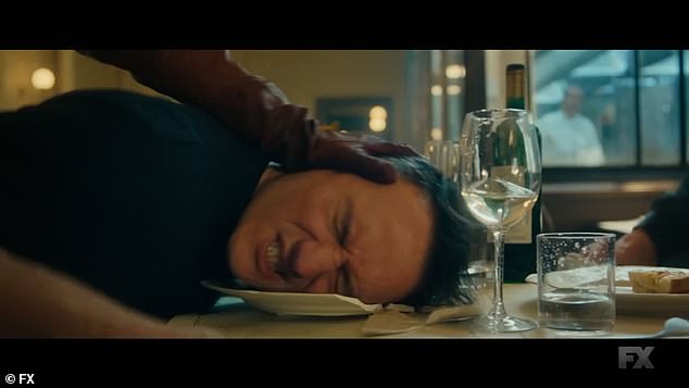 ضرب حديد رأس رجل في طبقه وطعن آخر في يده بالشوكة