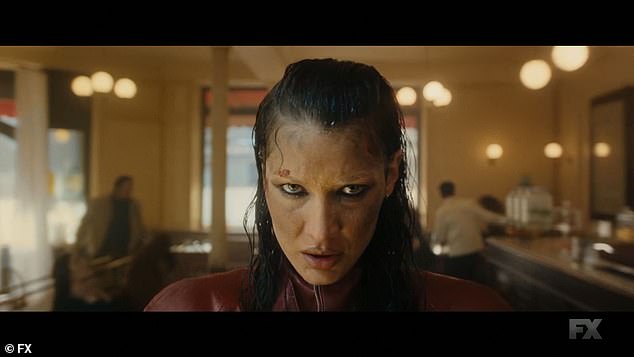 لعبت عارضة الأزياء البالغة من العمر 29 عامًا دور نجمة المنصة التي تغلب عليها رغبة غامضة في شرب أكبر قدر ممكن من الماء قبل مهاجمة كل من حولها بوحشية.