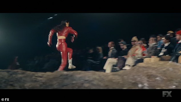 وفجأة، استدارت نحو الصف الأمامي وأسرعت لتمسك بزجاجة ماء خاصة بامرأة، فقامت بسحبها ورشها على نفسها. وعندما أمسكت بالمزيد من الزجاجات بدأت في الاعتداء بوحشية على المتفرجين