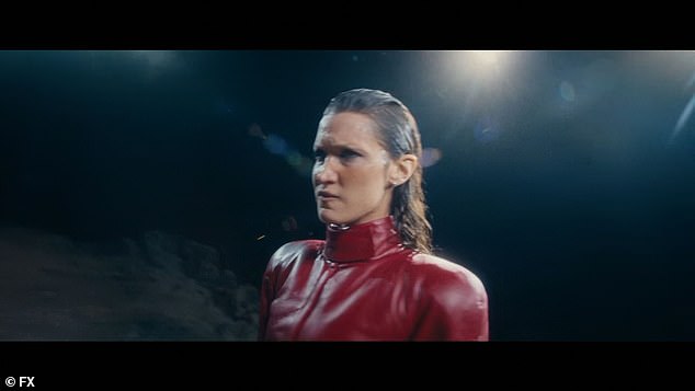 كانت حديد ترتدي سترة جلدية حمراء قصيرة وسروالًا مطابقًا لها بينما كانت تسير على مدرج مصنوع من التراب