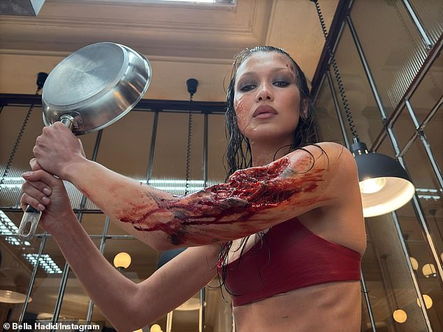 قبل العرض الأول، شاركت بيلا بعض الصور من وراء الكواليس لمشهدها في المطعم والتي سلطت الضوء على الأطراف الاصطناعية التي ارتدتها لإنشاء ذراعها المصابة.