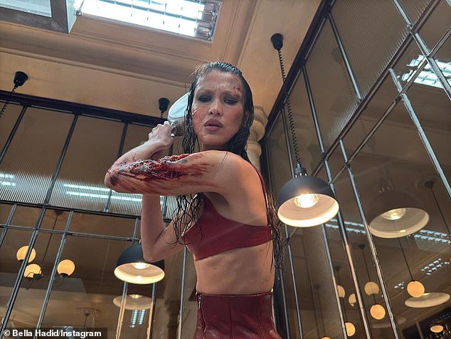 لقد حملت المقلاة كما لو كانت على وشك مهاجمة أحد رواد المطعم. 