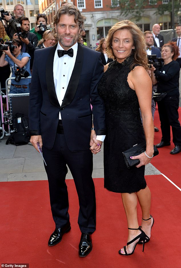 اشتعل جون من جديد مع ميلاني بعد أن وجد السعادة في الدائرة الكوميدية (في الصورة عام 2014)