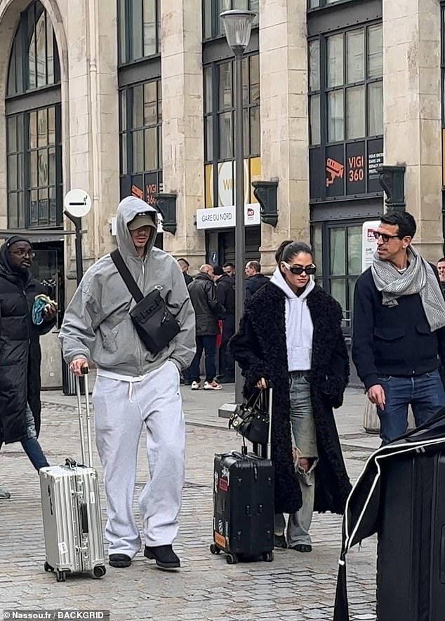 وكان المساعدون يحيطون بالزوجين عند وصولهما إلى محطة Gare Du Nord