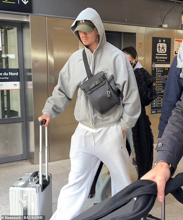 لكن يبدو أن عارض الأزياء روميو يتجاهل الخلاف مع شقيقه، ويصل إلى فرنسا مع صديقته التي تعمل كمنسقة أغاني لحضور أسبوع الموضة في باريس، حيث ظهر الثنائي بشكل بسيط.