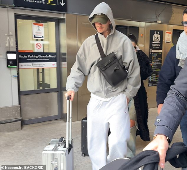 كان وجهه متحجرًا وهو يتهرب من الدراما العائلية