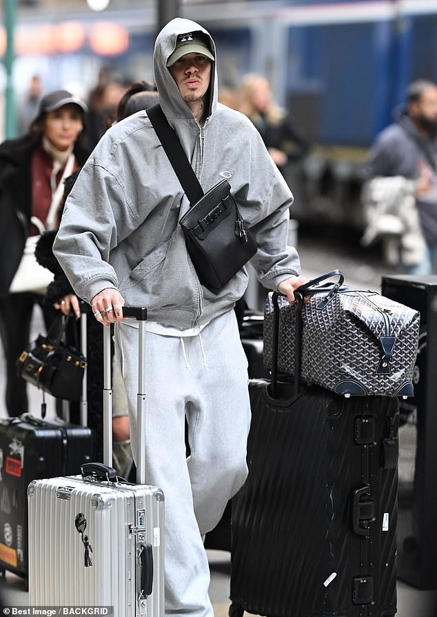 كان روميو مثقلًا بالأمتعة الفاخرة، بما في ذلك حقيبة Rimowa وحقيبة Goyard وحقيبة Hermés