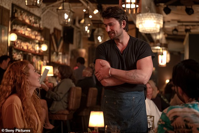 تزعم ليفلي بعد ذلك أن بالدوني حاول بشكل متكرر جذب الآخرين إلى ما تصفه بـ 