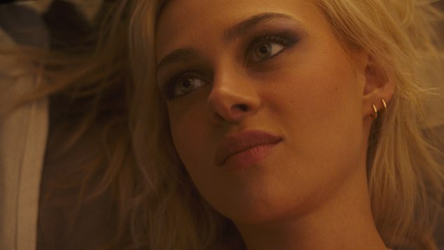 تلعب نيكولا دور الشخصية الرئيسية، وهي فتاة مراهقة تعمل على توفير ما يكفي من المال لإخراجها وشقيقها الأصغر من المنزل السام الذي يتقاسمانه مع والدتهما.