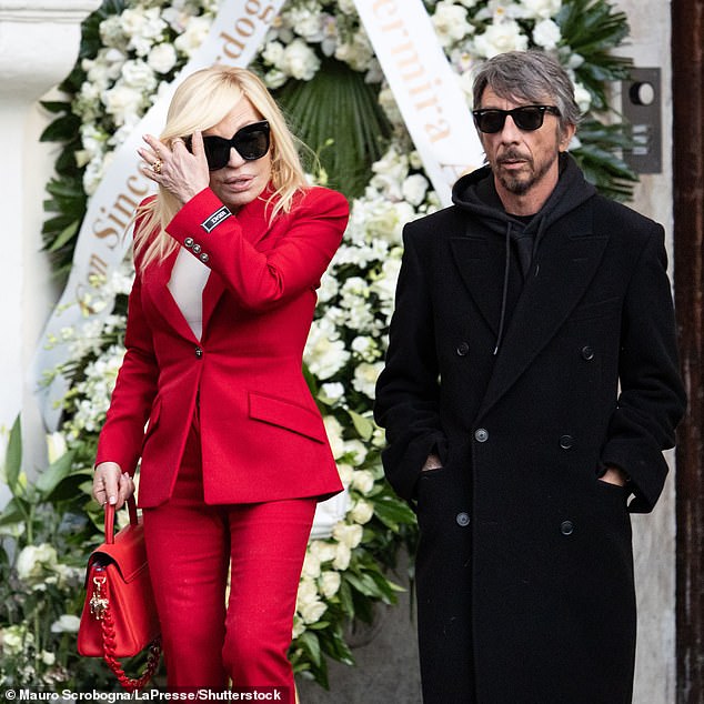 في النزهة، اختارت دوناتيلا تكريم فالنتينو من خلال ارتداء بدلة حمراء جريئة، تتميز بسترة منظمة وبنطلون واسع متناسق.