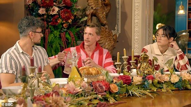 خلال النهار، يتم استخدام القلعة لمشاهد الإفطار ووجبات الغداء بعد المهمة والمناقشات التكتيكية وإبعاد المائدة المستديرة سيئة السمعة