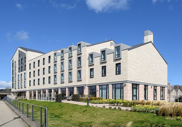 وبدلا من ذلك، بعد كل يوم من التصوير، يتم نقل النجوم بعيدا في سيارات الدفع الرباعي إلى فندق المطار القريب على بعد حوالي 40 دقيقة