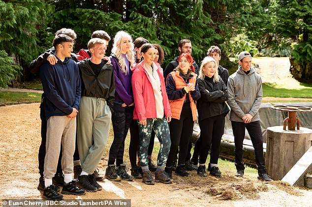 ولكن بمجرد انتهاء التصوير، يغادر المتسابقون واحدًا تلو الآخر ويعودون إلى أماكن إقامتهم بمفردهم