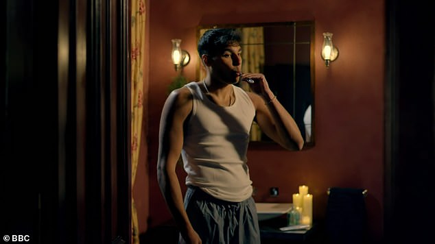 ومع ذلك، قد يشعر المعجبون بخيبة أمل عندما يعلمون أن المتسابقين لا يبقون فعليًا في القلعة طوال الليل (في الصورة المتسابق فراز)