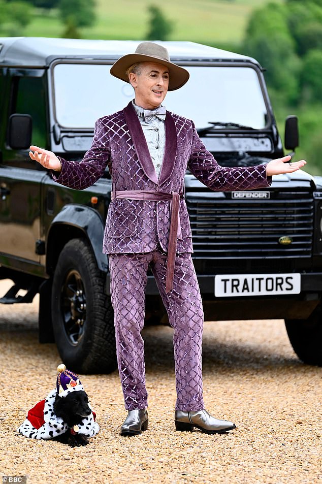 كان آلان كومينغ، مضيف برنامج The Traitors US، البالغ من العمر 60 عامًا، قد سخر سابقًا من مكان الإقامة (صورة آلان في النسخة الأمريكية)