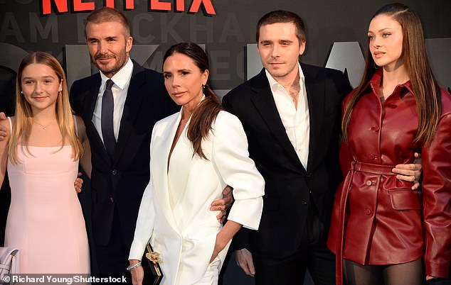 تنضم نيكولا إلى بيكهام في نزهة على السجادة الحمراء في عام 2023