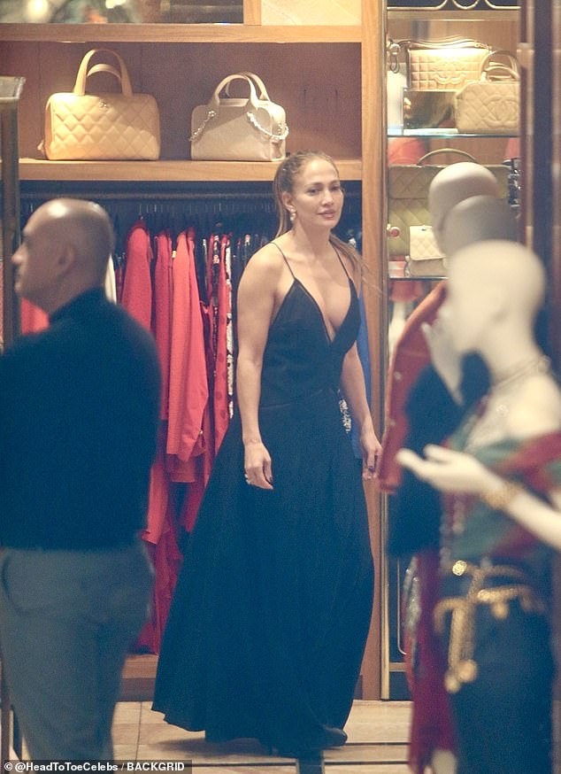 وشوهدت نجمة The Kiss Of The Spider Woman في متجر لبيع السلع العتيقة في نفس المدينة. وتفقدت أيقونة هوليوود حقائب شانيل ذات اللون الكريمي والعديد من الفساتين الملونة التي ملأت المتجر. خرجت لوبيز بدون حمالة صدر بينما كانت ترتدي فستانًا أسود طويلًا بقصة منخفضة جدًا