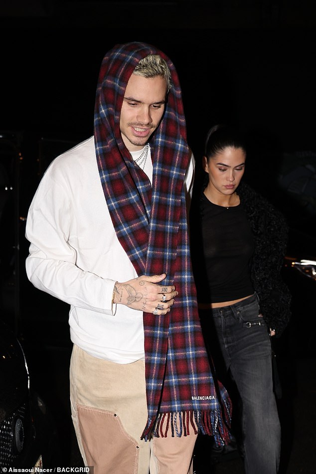 في هذه الأثناء، ظهرت كيم بشكل أنيق مرتدية قميصًا قصيرًا أسود وسروال جينز رمادي باهت، لكنها بدت حزينة وهي تترك روميو يقود الطريق إلى الداخل.