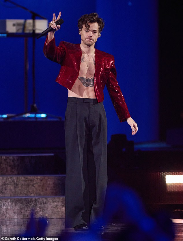 أول أغنية من ألبومه الجديد KISS ALL THE TIME. ديسكو، في بعض الأحيان تم إصداره في منتصف الليل في المملكة المتحدة