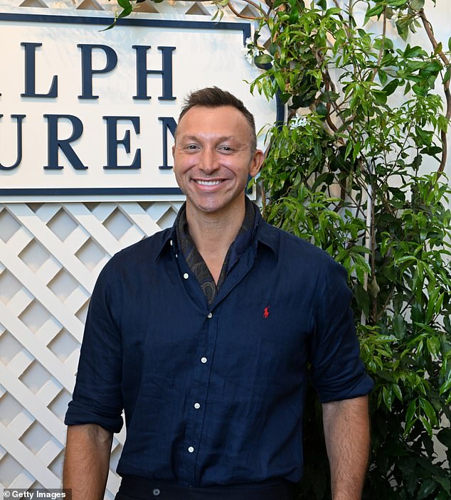 قام الرياضي المتقاعد بإكسسوار مجموعته الأنيقة بمنديل بيزلي.