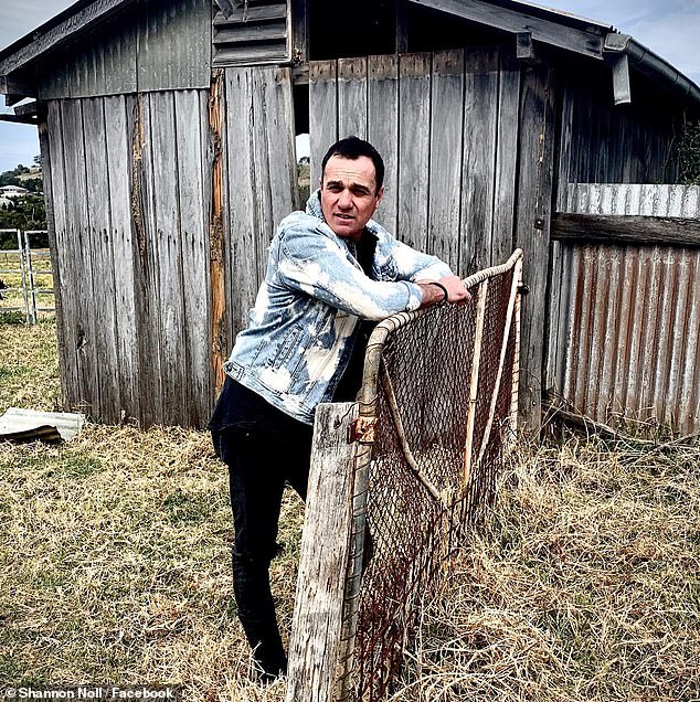 اكتسب المغني الجذاب اهتمامًا وطنيًا لأول مرة عندما حل في المركز الثاني بعد جاي سيباستيان في برنامج Australia Idol في عام 2003.