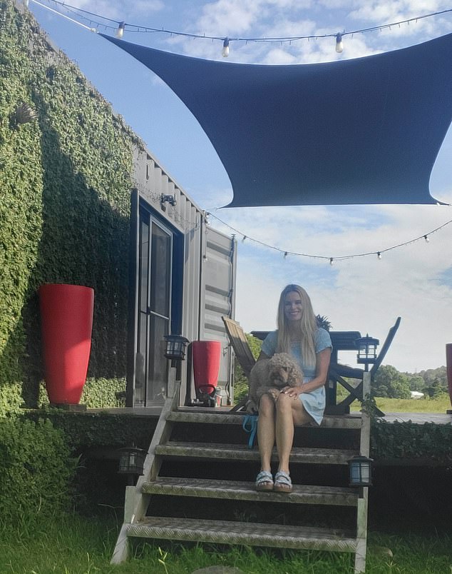 في عام 2022، قامت هي وكيد ببناء منزل صغير، مصنوع من حاويتي شحن مصممتين خصيصًا بطول 20 قدمًا. قالت إيما إن قرار تقليص الحجم كان يتعلق بالعيش بشكل أكثر بساطة