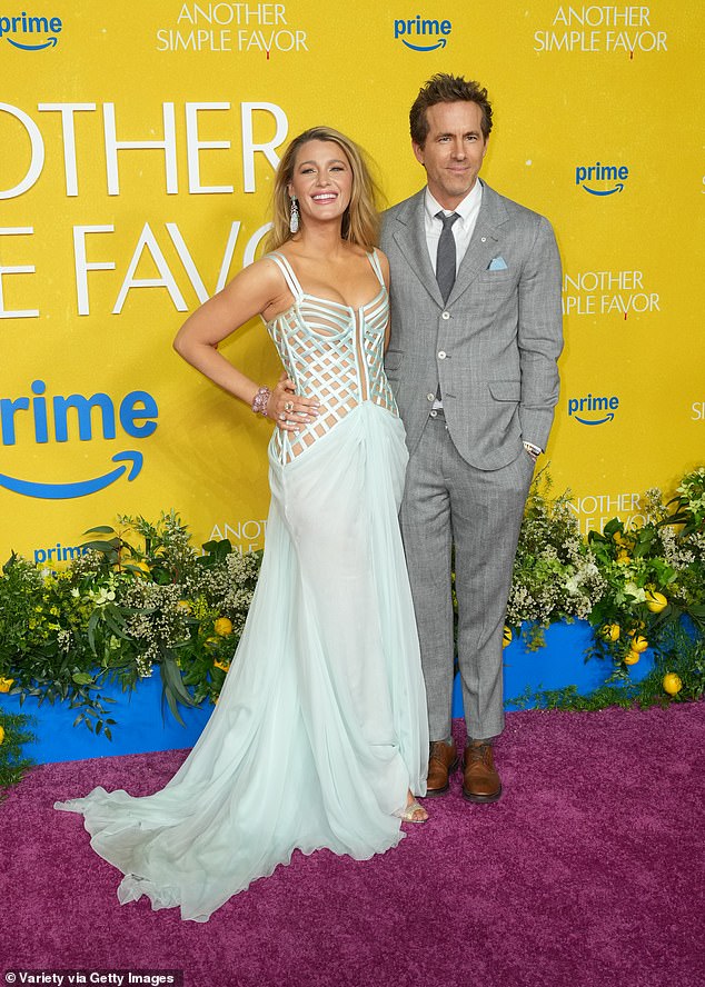 في مكان آخر، في سلسلة من الرسائل النصية من رينولدز إلى الوكيل وارن زافالا، وصف بالدوني بأنه 