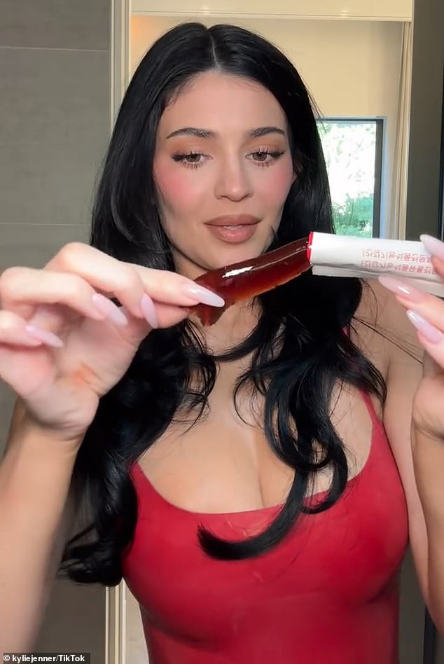 فتحت إحدى العبوات الصغيرة لتظهر الهلام بداخلها كما أوضحت، 