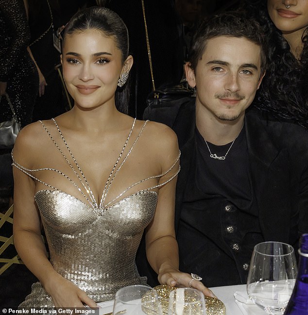 كانت جينر تدعم تشالاميت في فعاليات هوليوود المرصعة بالنجوم مع موسم الجوائز الحالي على قدم وساق؛ شوهد في وقت سابق من هذا الشهر في بيفرلي هيلز في حفل توزيع جوائز جولدن جلوب 2026