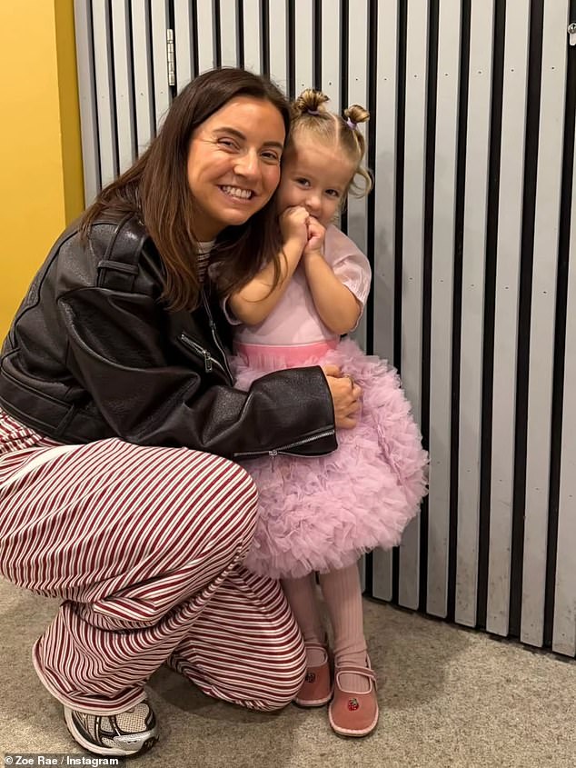 في حين أن مولي ماي لم تشارك أي صور بعد، إلا أن أختها زوي راي احتضنت بامبي في صورة لطيفة قامت بتحميلها على حسابها الخاص على إنستغرام.