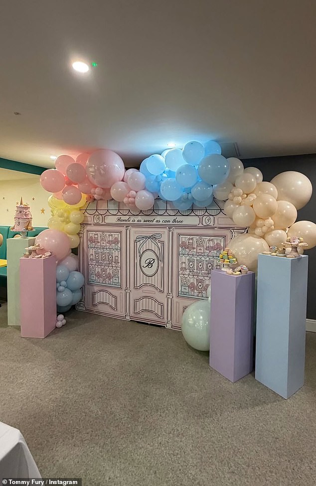 أظهر تومي أيضًا الزخارف الفخمة ذات الطابع الحلو